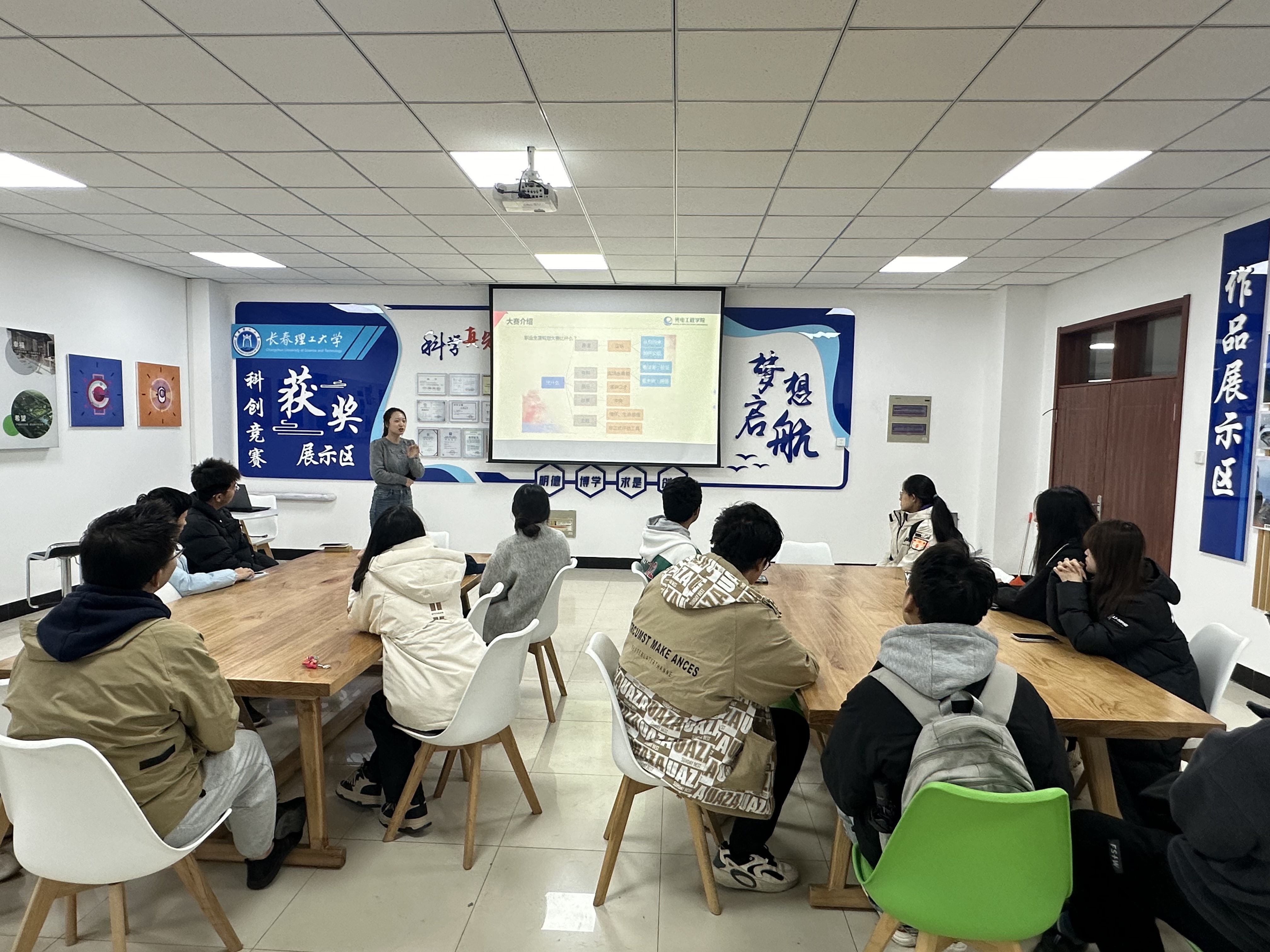 开展老员工职业生涯规划大赛指导活动1.jpg